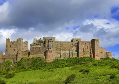 Bamburgh Kalesi, Büyük Britanya 'nın doğu kıyısında taş ve tuğladan yapılmış eski bir kale..