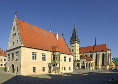 Bardejov şehir meydanı, eski belediye binası ve St. Giles 'ın gotik bazilikası. Kasaba, Unesco 'nun dünya mirası alanlarından biri, Slovakya, Avrupa.