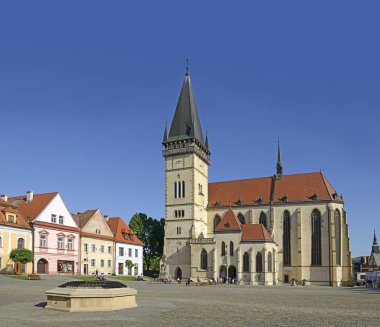 Bardejov şehir meydanında St. Giles 'ın gotik bazilikası var. Kasaba, Unesco 'nun dünya mirası alanlarından biri, Slovakya, Avrupa.