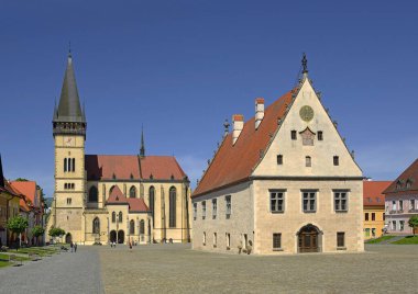Bardejov şehir meydanı, eski belediye binası ve St. Giles 'ın gotik bazilikası. Kasaba, Unesco 'nun dünya mirası alanlarından biri, Slovakya, Avrupa.
