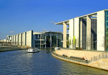 Berlin, Almanya 'nın göbeğinde Spree Nehri kıyıları. Berlin Almanya 'nın başkentidir.