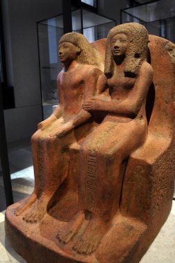 Berlin, Almanya - Yeni Müze Sergisi, Mısır koleksiyonu - Amenhotep-kullanıcısı ve karısı Tentwadj 'ın oturma düzeni. Dünyanın en önemli müzelerinden biri.