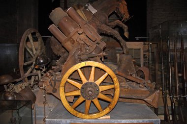 Flanders Fields müzesinde, müzedeki eski alev makinesi, cüzzamlı, Ypres, Belçika