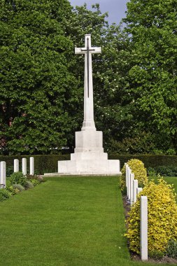 Flanders arazileri, mezar taşları ve mezarlıktaki haç. Kasabada bir sürü savaş mezarlığı, cüzzamlı, Ypres, Belçika var.