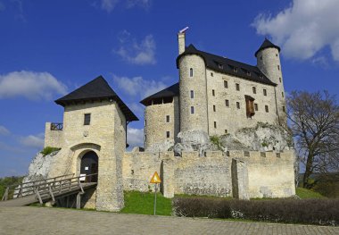 Krakow yakınlarındaki Bobolice Kraliyet Kalesi 14. yüzyılın ikinci yarısında Büyük Kazimierz 'in hükümdarlığı sırasında inşa edildi. Polonya 'da kartal yuvası adı verilen bir dizi kaleye ait.