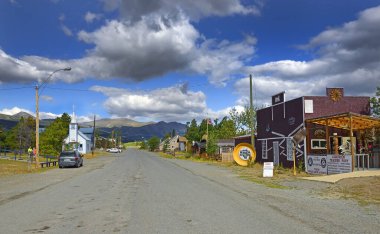 Carcross 'taki sokak ve kilise. Carcross ya da Caribou Crossing, Kanada 'nın Yukon şehrinde yer alan bir şehirdir.