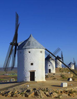 Consuegra, Toledo bölgesindeki Knolls 'da rüzgar değirmenleri, Castilla La Mancha, İspanya. Don Kişot 'un Yel Değirmenleri Yolu.
