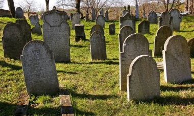 Osoblaha, Çek Cumhuriyeti - 17. yüzyılın en eski mezarlarına sahip eski Yahudi mezarlığı. Osoblaha, Bruntal bölgesinde Polonya sınırına yakın bir köydür.