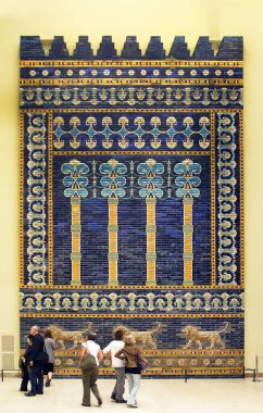 Sergi Pergamon Müzesi, Babil şehir duvarının önündeki turistler. Etkinlik, yılda 1,5 milyondan fazla ziyaretçiyle Berlin 'de en çok ziyaret edilen ülke oldu. Berlin, Almanya