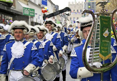 Almanya, Köln 'deki Karnaval Geçidi' nde müzisyenler. Bu geçit her yıl düzenlenir..