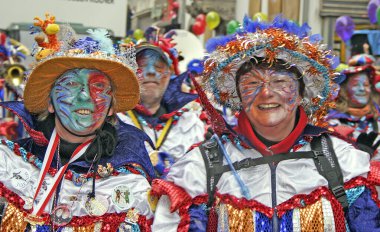 Köln, Almanya - 27 Şubat 2006 'da Köln, Almanya' da düzenlenen Karnaval geçit törenindeki insanlar. Bu geçit her yıl düzenlenir.. 