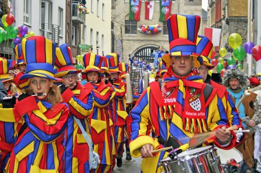 Almanya, Köln 'deki Karnaval Geçidi' nde müzisyenler. Bu geçit her yıl düzenlenir..