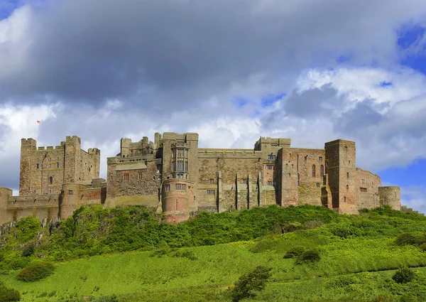 Bamburgh Kalesi, Büyük Britanya 'nın doğu kıyısında taş ve tuğladan yapılmış eski bir kale..
