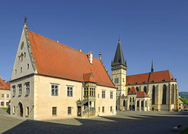 Bardejov şehir meydanı, eski belediye binası ve St. Giles 'ın gotik bazilikası. Kasaba, Unesco 'nun dünya mirası alanlarından biri, Slovakya, Avrupa.