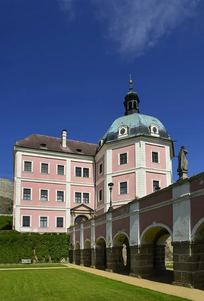 捷克共和国西部靠近世界著名温泉城Karlovy Vary的Becov Nad Teplou城堡和城堡 — 图库照片