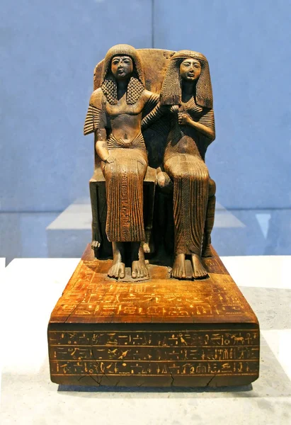 Berlin, Almanya, Yeni Müze, Mısır koleksiyonu Amenemopet ve karısı Hathor. Yeni İmparatorluk, 19. Hanedan, M.Ö. 1280 civarında, ahşap. En önemli müzelerden biri.