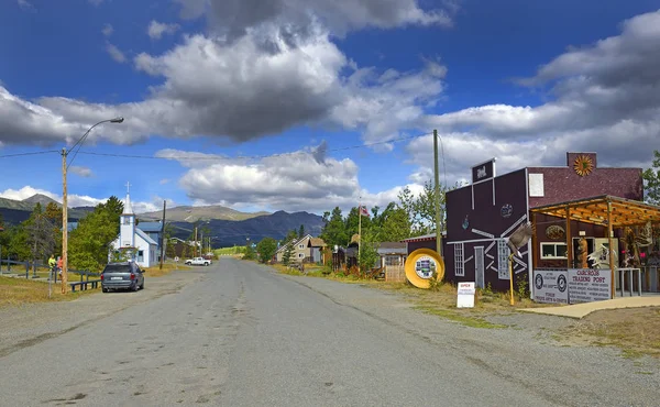 Carcross 'taki sokak ve kilise. Carcross ya da Caribou Crossing, Kanada 'nın Yukon şehrinde yer alan bir şehirdir.
