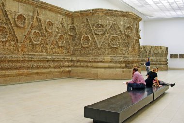 Berlin, Almanya - Berlin 'deki Pergamon Müzesi' nde (Müze Adası) Mshatta Sarayı 'nın (Ürdün) ön cephesi