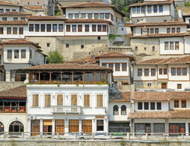 Eski Berati kasabası, Berat 'ta pencereler - binlerce pencereli şehir olarak da bilinir. Arnavutluk ve Dünya Mirası Bölgesi UNESCO 'dan