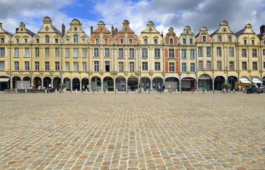 Arras, Fransa - Arras Kahramanlar Meydanı. Arras, Fransa 'nın kuzeyindeki Pas-de-Calais ilinin başkentidir. Artois bölgesinin tarihi merkezi..