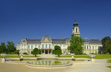 Keszthely 'deki park ve kale. Keszthely, Balaton 'ın batı ucundaki kasaba. Göl kenarındaki en eski şehir, Macaristan 'ın önemli bir turizm bölgesi olan Balaton' un başkenti olarak adlandırılır.