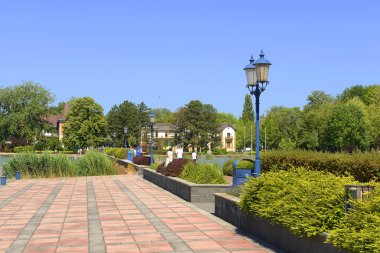 Balaton Gölü 'nün kıyısına park et. Keszthely, Macaristan 'ın önemli bir turizm bölgesi olan Balaton' un başkenti olarak adlandırılan göl kıyısındaki en eski şehirdir.