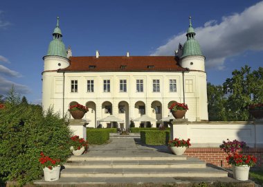 Baranow Sandomerski, Polonya - Mannerist şato, Polonya 'nın güneydoğusunda yer alıyor. Mannerist yapıların en önemlilerinden biridir. Halk arasında 
