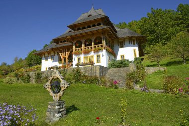 Barsana ahşap manastırı. Romanya 'nın Maramures bölgesinin başlıca ilgi alanlarından biri de Barsana manastırı.