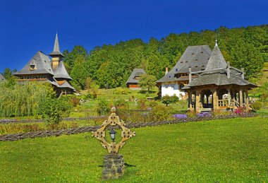 Barsana ahşap manastırı. Romanya 'nın Maramures bölgesinin başlıca ilgi alanlarından biri de Barsana manastırı.