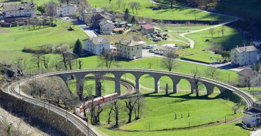 İsviçre 'nin dağ treni Bernina Express' te, Brüksel 'de dairesel viyadük. Avrupa 'nın en yüksek demiryolu hattı olan Unesco Dünya Mirası Alanıdır. Alpleri geçmenin en muhteşem yollarından biri.