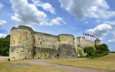 Caen Kalesi - 1060, Normandiya 'lı William Caen' de yeni bir kale kurdu. Normandiya, Fransa 'da Calvados' taki Norman kasabası Caen