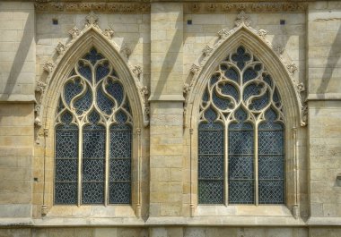 Caen, Saint-Pierre kilisesinin gotik pencereleri. Kilise, Fransa 'nın Normandiya kentindeki Gotik tarzın evrimi üzerine bir ders olarak, 13. yüzyıldan 16. yüzyıla kadar yeniden inşa edilen maliyetlerin bir sonucudur.