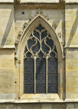 Caen, Saint-Pierre kilisesinin gotik pencereleri. Kilise, Fransa 'nın Normandiya kentindeki Gotik tarzın evrimi üzerine bir ders olarak, 13. yüzyıldan 16. yüzyıla kadar yeniden inşa edilen maliyetlerin bir sonucudur.