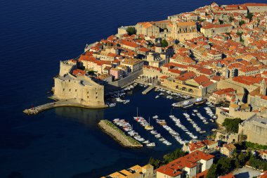 Dubrovnik - Eski liman. Eski kentin (ortaçağ Ragusa) ve Adriyatik Denizi 'nin Dalmaçya kıyılarının manzarası. Hırvatistan 'ın Dünya Mirası Unesco' sunda