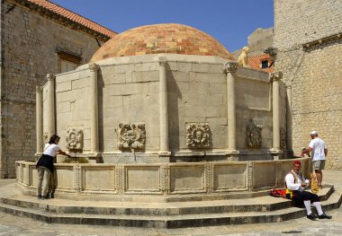 Yaşlı Dubrovnik sokaklarındaki turistler. Eski kentin (ortaçağ Ragusa), Adriyatik Denizi 'nin Dalmaçya kıyılarının manzarası. Dünya Mirası Siteleri Unesco, Hırvatistan