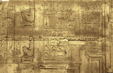 Kom Ombo Tapınağı 'ndaki tıbbi aletler, ayrıca reçeteler ve doğum sandalyesi üzerinde oturan iki tanrıçayı gösteriyor. Mısır
