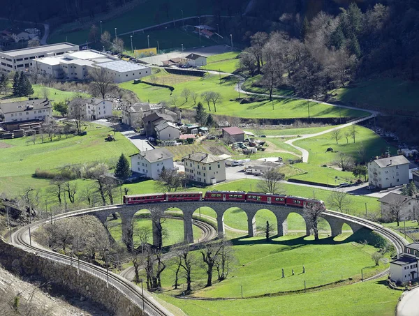 İsviçre 'nin dağ treni Bernina Express' te, Brüksel 'de dairesel viyadük. Avrupa 'nın en yüksek demiryolu hattı olan Unesco Dünya Mirası Alanıdır. Alpleri geçmenin en muhteşem yollarından biri.
