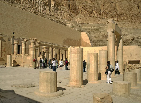 Turister Visa Den Antika Hatsepsut Templet Thebe Unesco Världsarv Luxor — Stockfoto