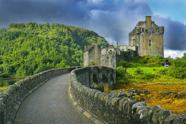 İskoçya 'nın Eilean Donan Şatosu dünyanın en çok fotoğraflanan şatosu olduğu iddia ediliyor.