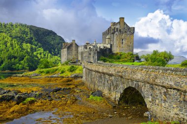 İskoçya 'nın Eilean Donan Şatosu dünyanın en çok fotoğraflanan şatosu olduğu iddia ediliyor.