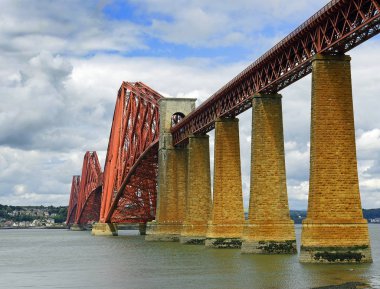 Unesco 'nun Dünya Mirası Bölgesi olan ikonik Forth Köprüsü, Güney Queensferry, Edinburgh' dan demiryolu hattını taşır. İskoçya
