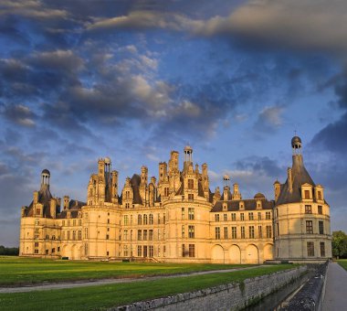 Chambord Şatosu. Chambord, Fransa 'nın Unesco bölgesindeki Loire Vadisi' ndeki kraliyet ortaçağ Fransız kalesidir.