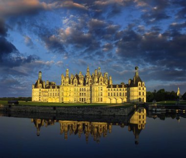 Chambord Şatosu. Chambord, Fransa 'nın Unesco bölgesindeki Loire Vadisi' ndeki kraliyet ortaçağ Fransız kalesidir.
