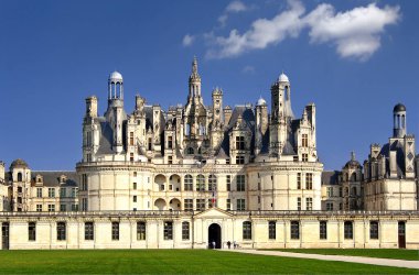 Chambord Şatosu. Chambord, Fransa 'nın Unesco bölgesindeki Loire Vadisi' ndeki kraliyet ortaçağ Fransız kalesidir.