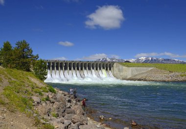 Jackson Lake Barajı ve Rezervuar, Wyoming. Göl ve baraj Teton County 'deki Grand Teton Ulusal Parkı' nda yer almaktadır. Yılan Nehri barajdan çıkar, Usa