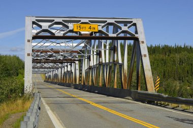 Johnson Nehri ve Alaska Sıradağları üzerindeki köprü Alaska Otoyolu, Alaska, Usa çevresindeki manzara