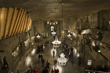 St. Kinga Kilisesi, Wieliczka tuz madeninin derinliklerinde. Tarihi tuz madenleri Polonya 'nın Unesco Dünya Mirası Bölgesi' dir.