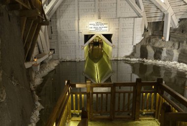 Jozef Pilsudski Grotto, 19. yüzyılın başında. Wieliczka 'daki yeraltı gölünde. Tarihi tuz madenleri Polonya 'nın Unesco Dünya Mirası Bölgesi' dir.