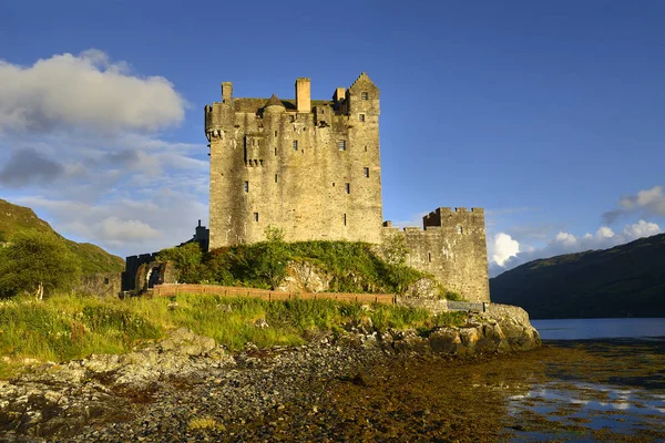 İskoçya 'nın Eilean Donan Şatosu dünyanın en çok fotoğraflanan şatosu olduğu iddia ediliyor.