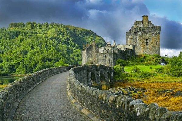 İskoçya 'nın Eilean Donan Şatosu dünyanın en çok fotoğraflanan şatosu olduğu iddia ediliyor.